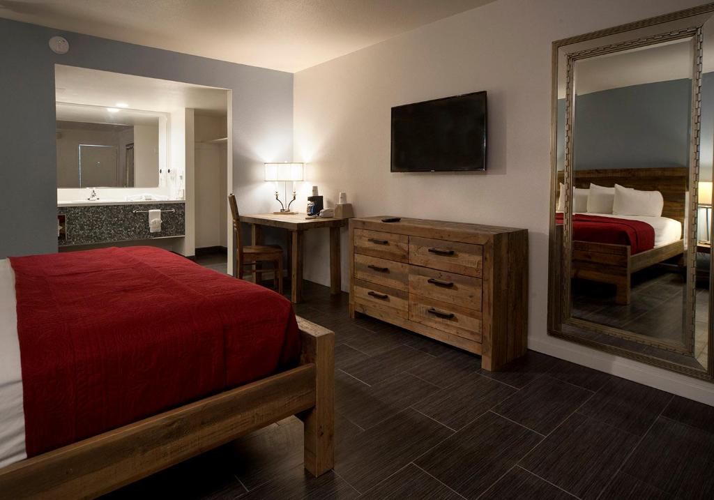Postel nebo postele na pokoji v ubytování Thunderbird Boutique Hotel