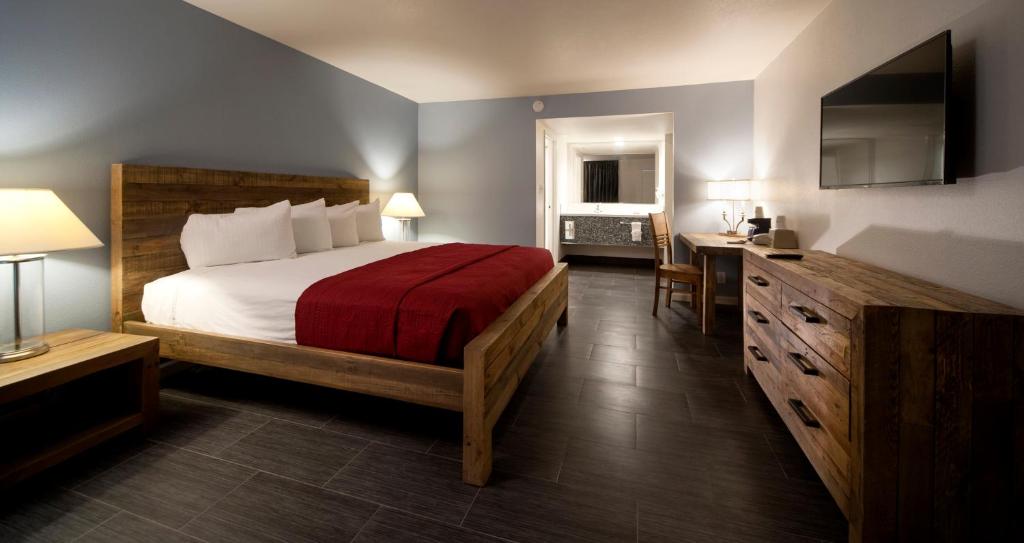 Ein Bett oder Betten in einem Zimmer der Unterkunft Thunderbird Boutique Hotel