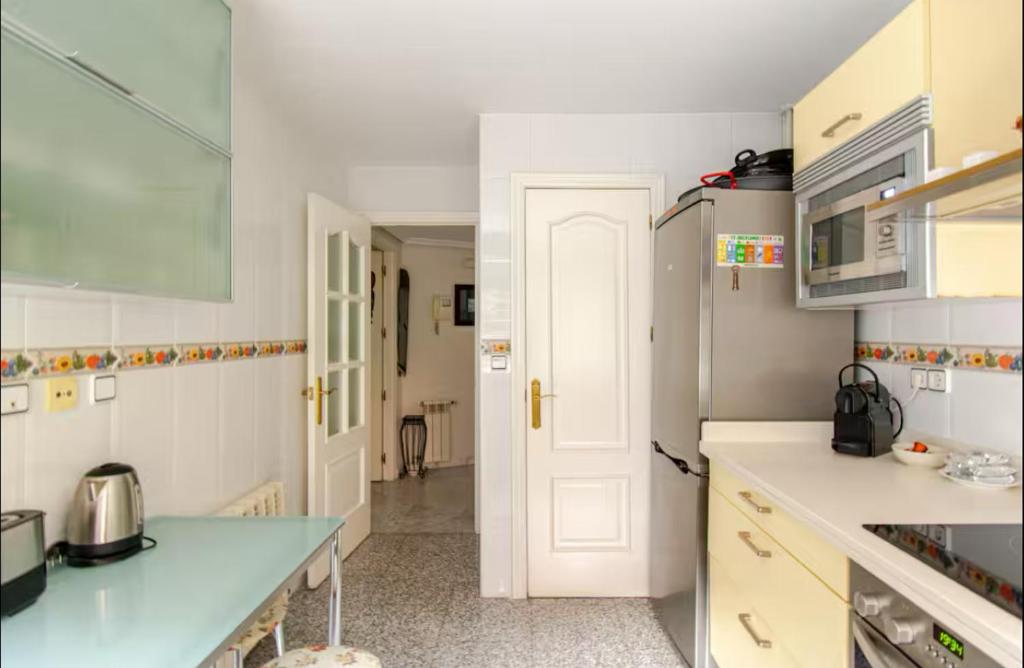 A kitchen or kitchenette at Arruzafa Home