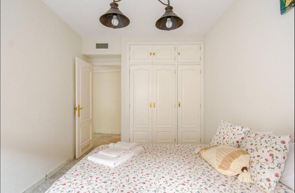 A bed or beds in a room at Arruzafa Home