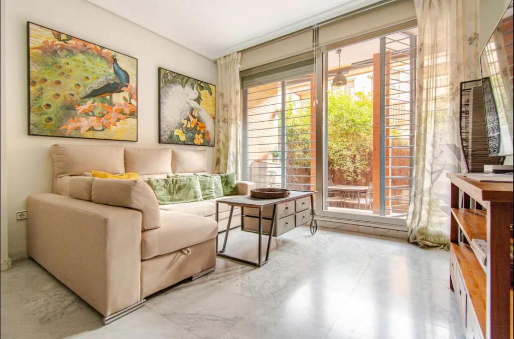 A television and/or entertainment centre at Arruzafa Home