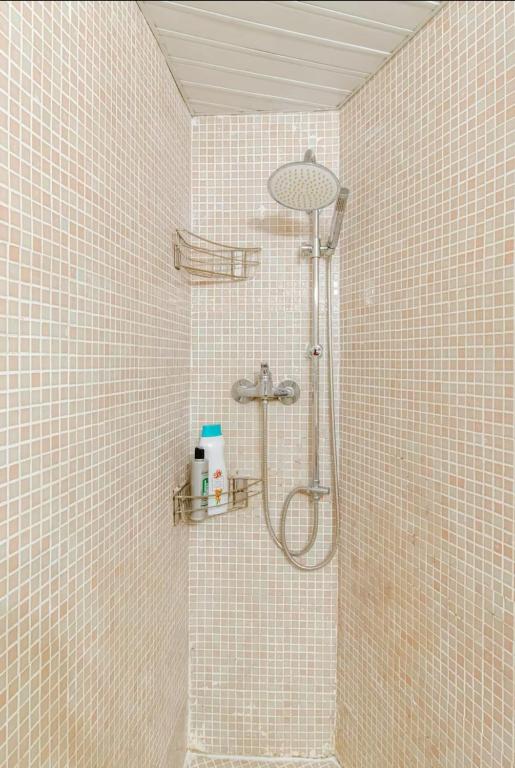 A bathroom at Arruzafa Home