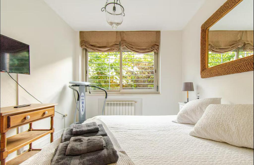 A bed or beds in a room at Arruzafa Home