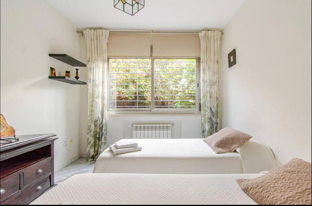 A bed or beds in a room at Arruzafa Home