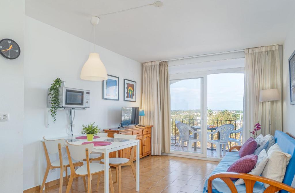 Televízia a/alebo spoločenská miestnosť v ubytovaní Basic Comfort Apartment Gran Reserva 0103