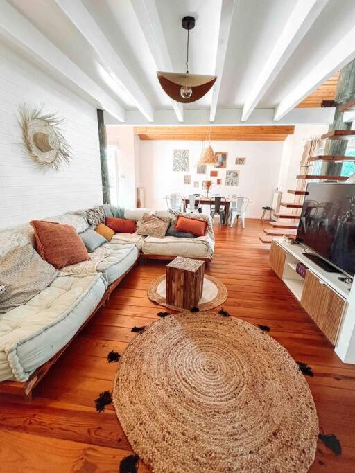 un salon avec deux canapés et une table dans l'établissement Villa Charme et Nature pres de l Ocean, à Labenne