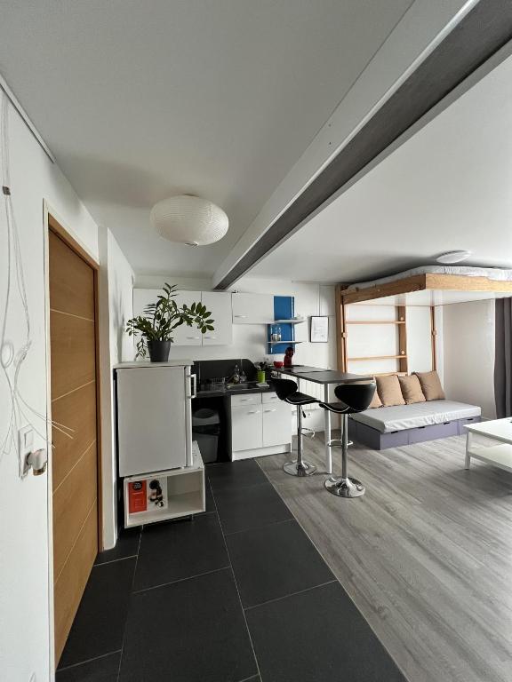 une cuisine et un salon avec une table et un canapé dans l'établissement Le cosy Jean Jaures - Double bed - Free parking, à Châlons-en-Champagne