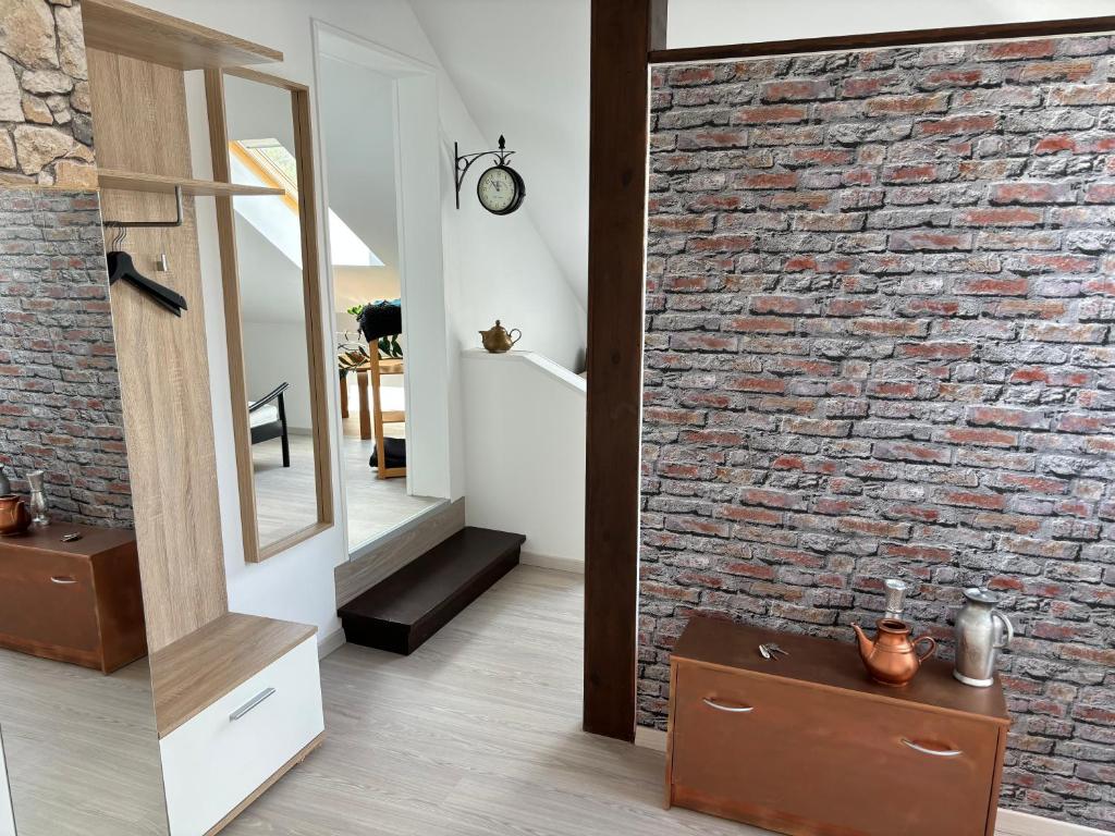 Zimmer mit Ziegelwand und Spiegel in der Unterkunft Sylvias Ferienwohnung Nr7 DG in Görlitz