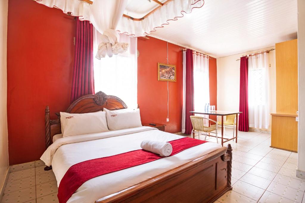 Postel nebo postele na pokoji v ubytování Melvic Hotel