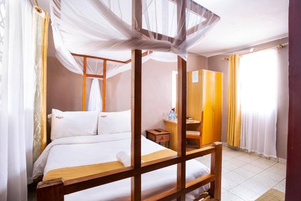 Postel nebo postele na pokoji v ubytování Melvic Hotel