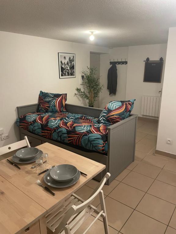 un salon avec un canapé et une table dans l'établissement Studio rénové au calme, à Dole