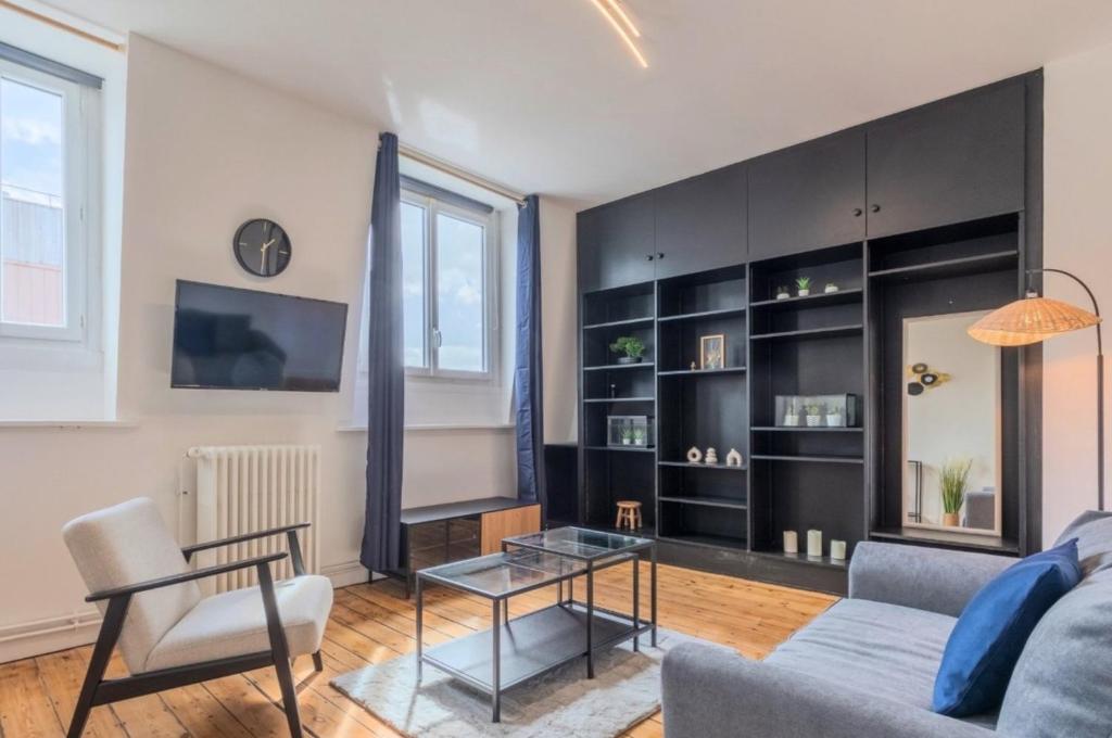 un salon avec un canapé et une table dans l'établissement 1 bedroom apartment near shops & metro, à Tourcoing