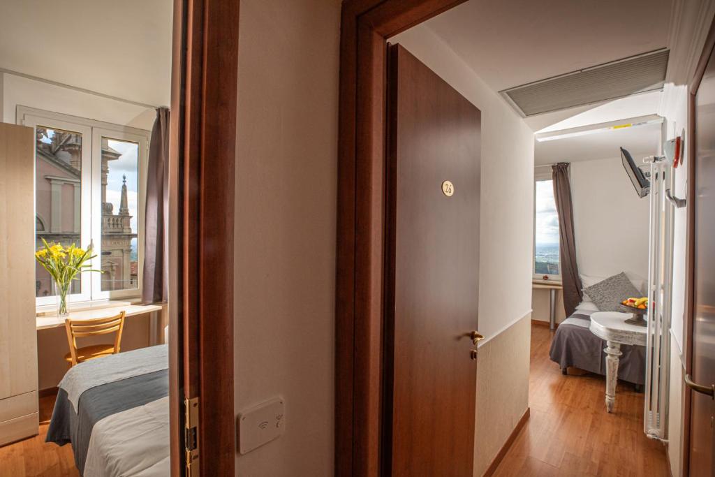 Postel nebo postele na pokoji v ubytování Hotel Vista Lago