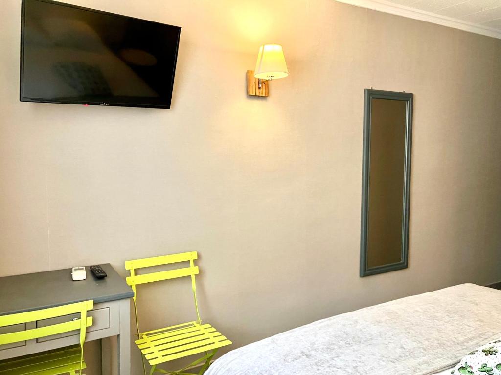 TV a/nebo společenská místnost v ubytování Hotel Lou Marquès
