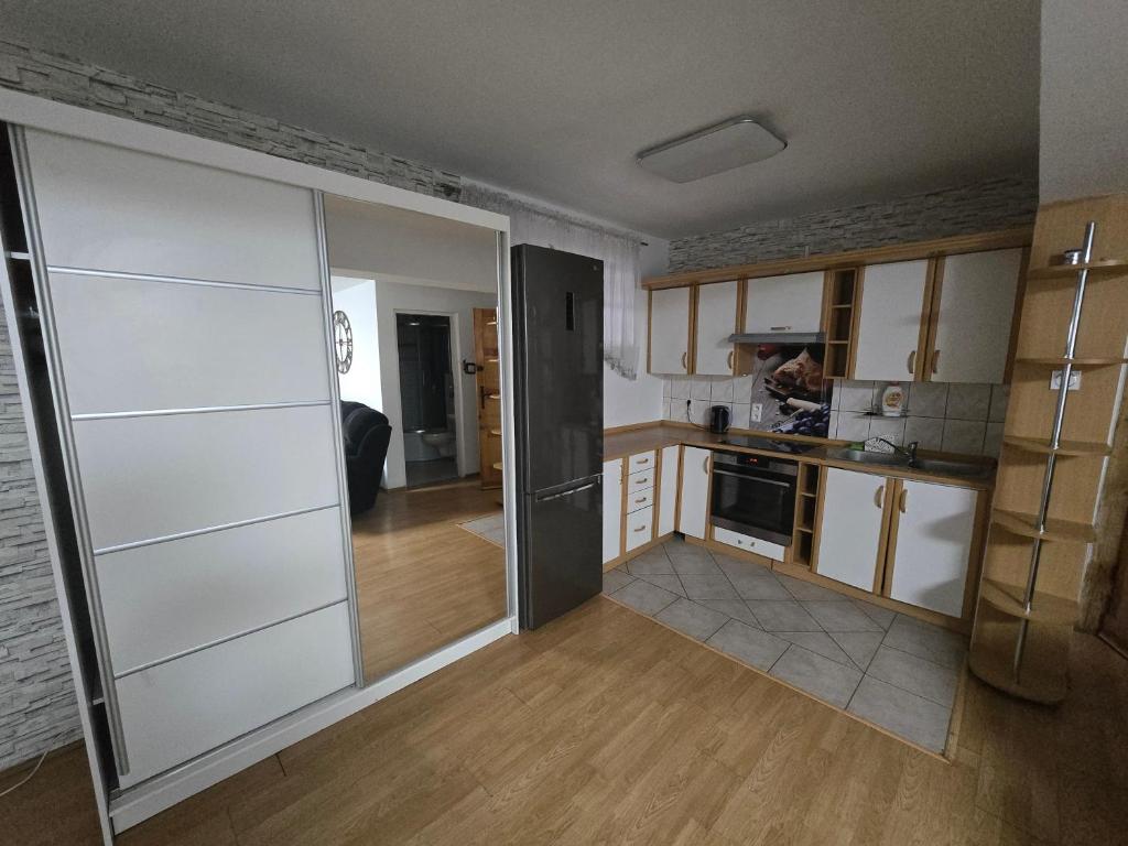 Kuchyň nebo kuchyňský kout v ubytování Hotel Dworek