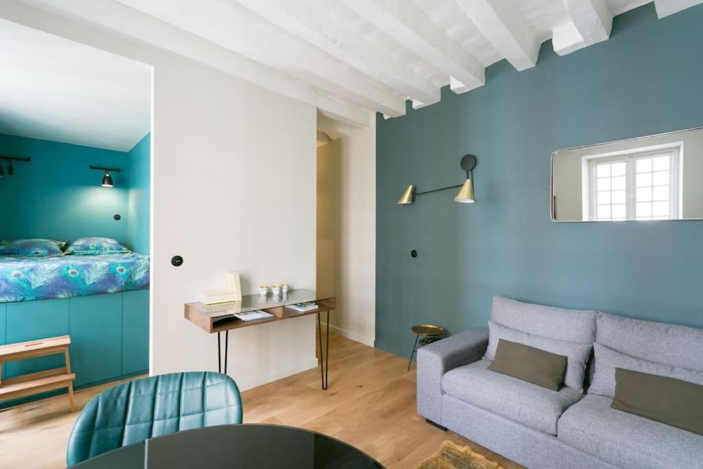 un salon avec un canapé et un lit dans l'établissement Romantic Brand New Suite in Central Paris, Bathroom, Kitchen, à Paris