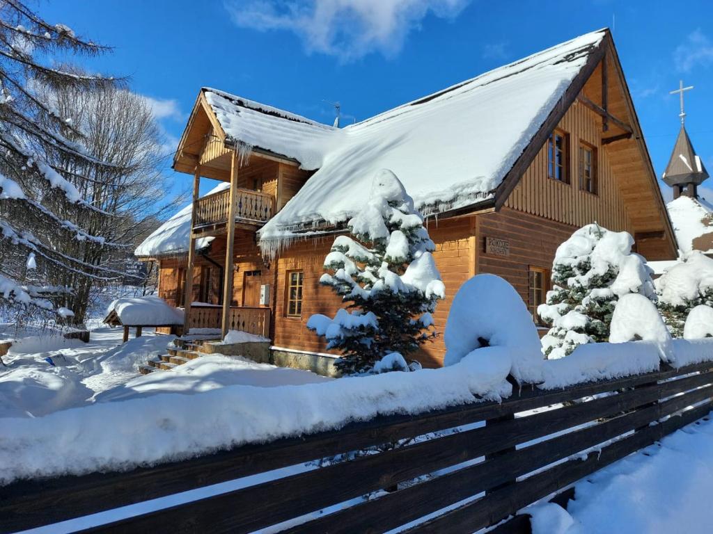 una baita di tronchi nella neve di Brejowka a Krynica-Zdrój