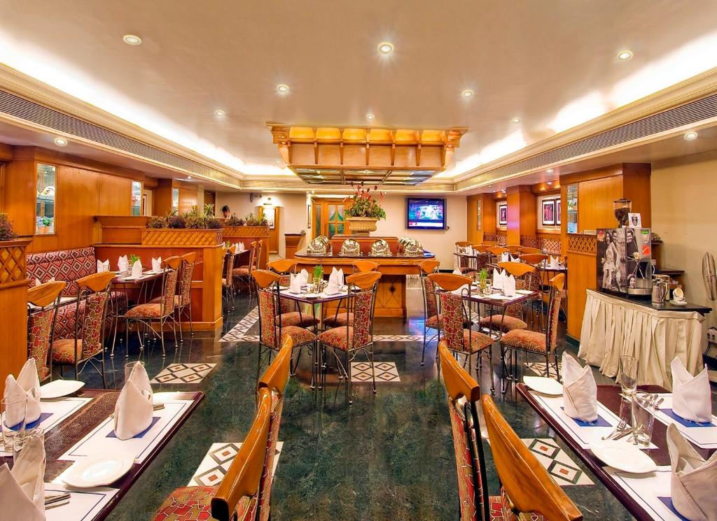 Restaurace v ubytování Sarovar Portico Rivera Ahmedabad