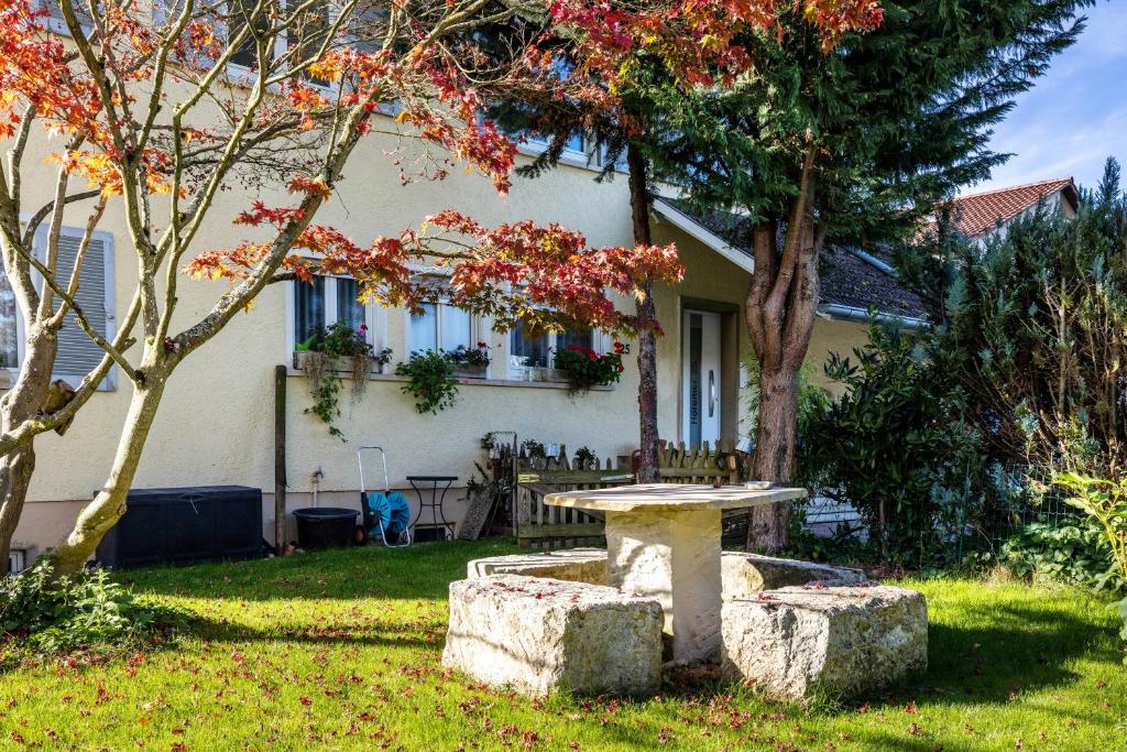 un banco de piedra en el patio de una casa en Gästezimmer Gross, en Tübingen