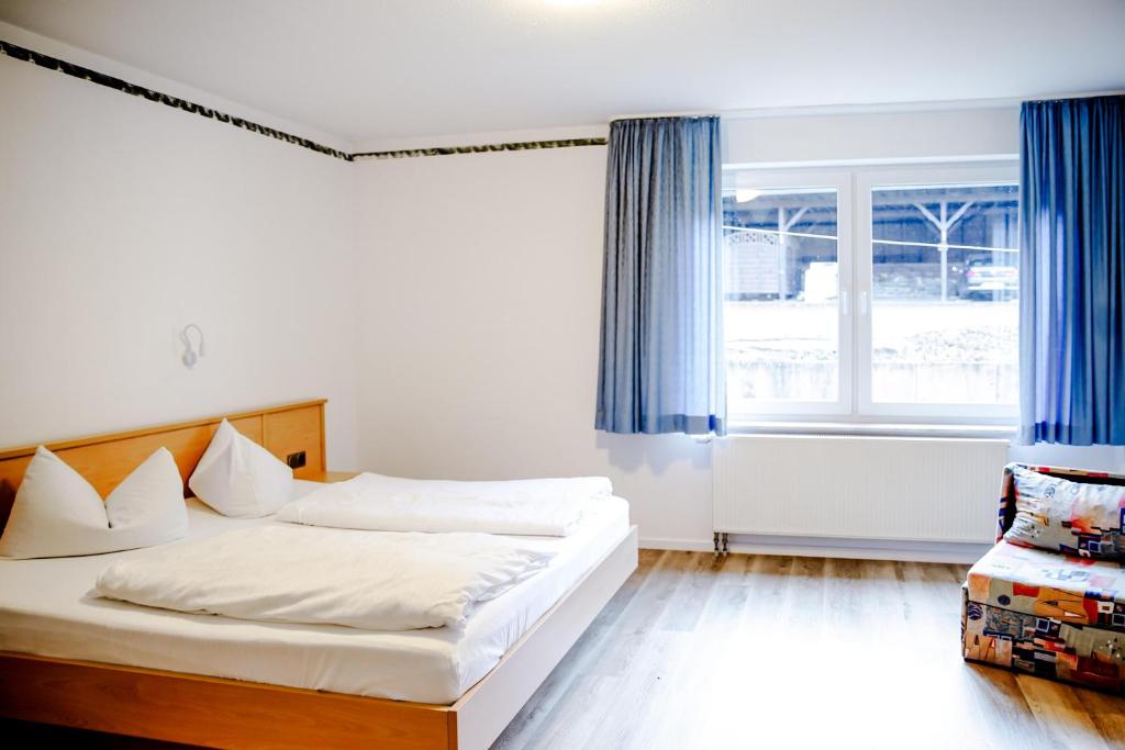 una camera da letto con un letto con tende blu e una finestra di Smart Resorts B&B2 BB2 303 a Winterberg