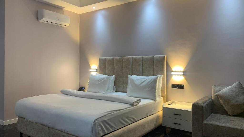 Ένα ή περισσότερα κρεβάτια σε δωμάτιο στο Premium apart with pool, billards and parking