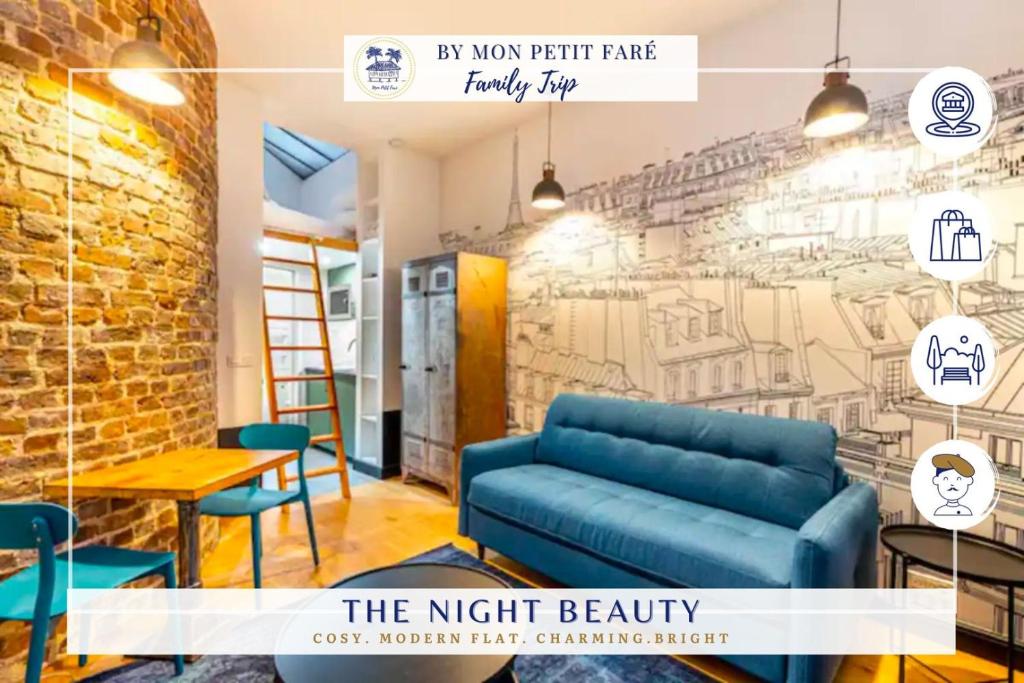 - un salon avec un canapé bleu en face d'un mur dans l'établissement The Night Beauty - Renovated & Design - Bastille, à Paris