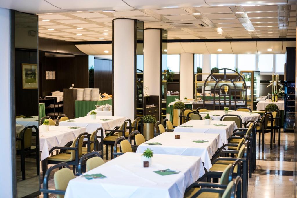 Reštaurácia alebo iné gastronomické zariadenie v ubytovaní Hotel Alp