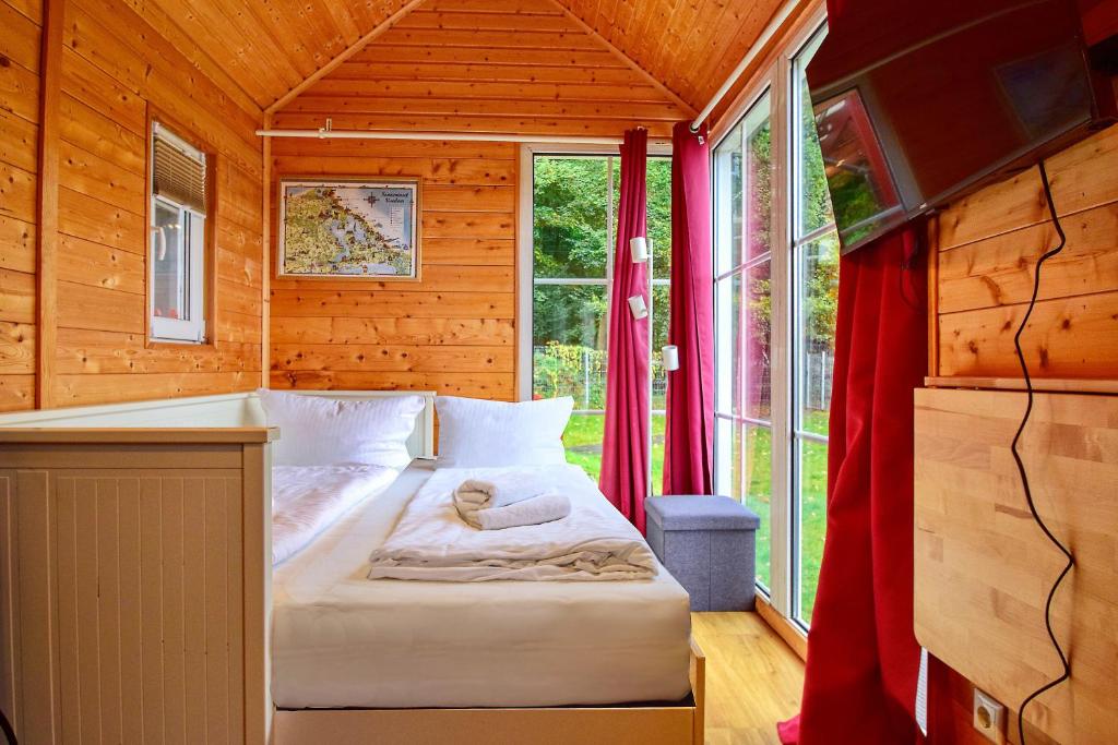Postel nebo postele na pokoji v ubytování Tiny House Strandwagen mit Terrasse