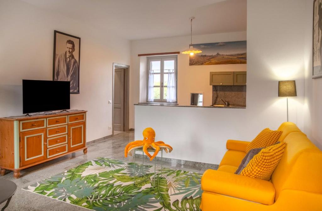 TV a/nebo společenská místnost v ubytování Casa nelle Langhe A