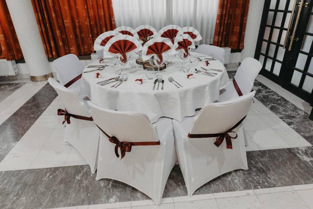 Reštaurácia alebo iné gastronomické zariadenie v ubytovaní Hotel Alp
