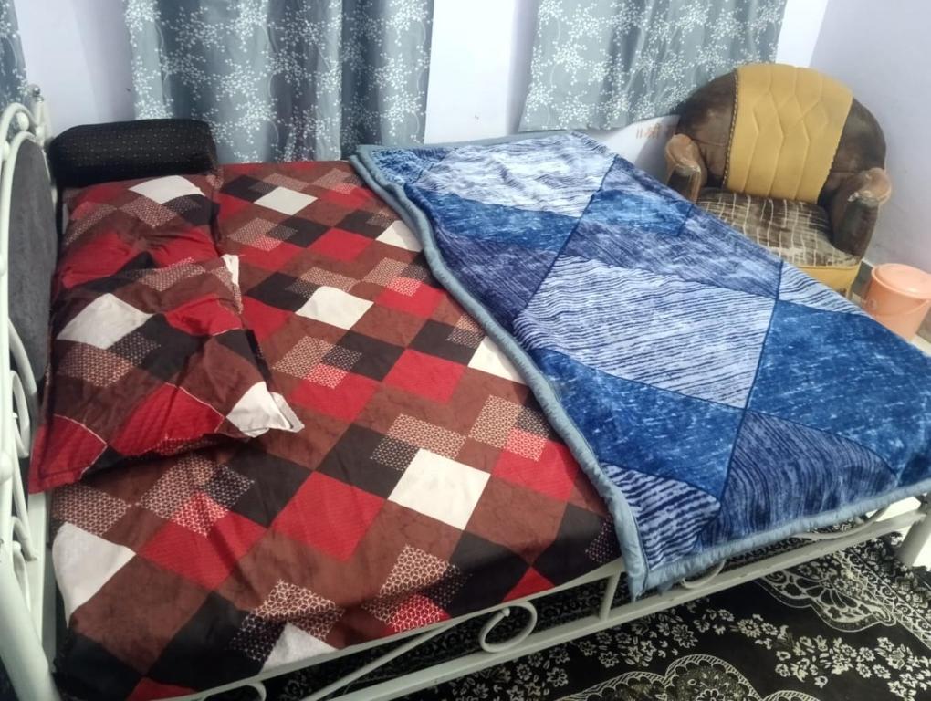 Postel nebo postele na pokoji v ubytování Thakur ji guest house
