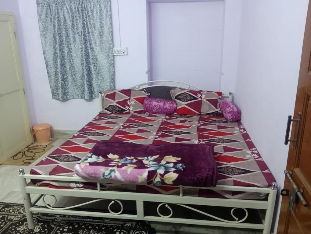 Postel nebo postele na pokoji v ubytování Thakur ji guest house