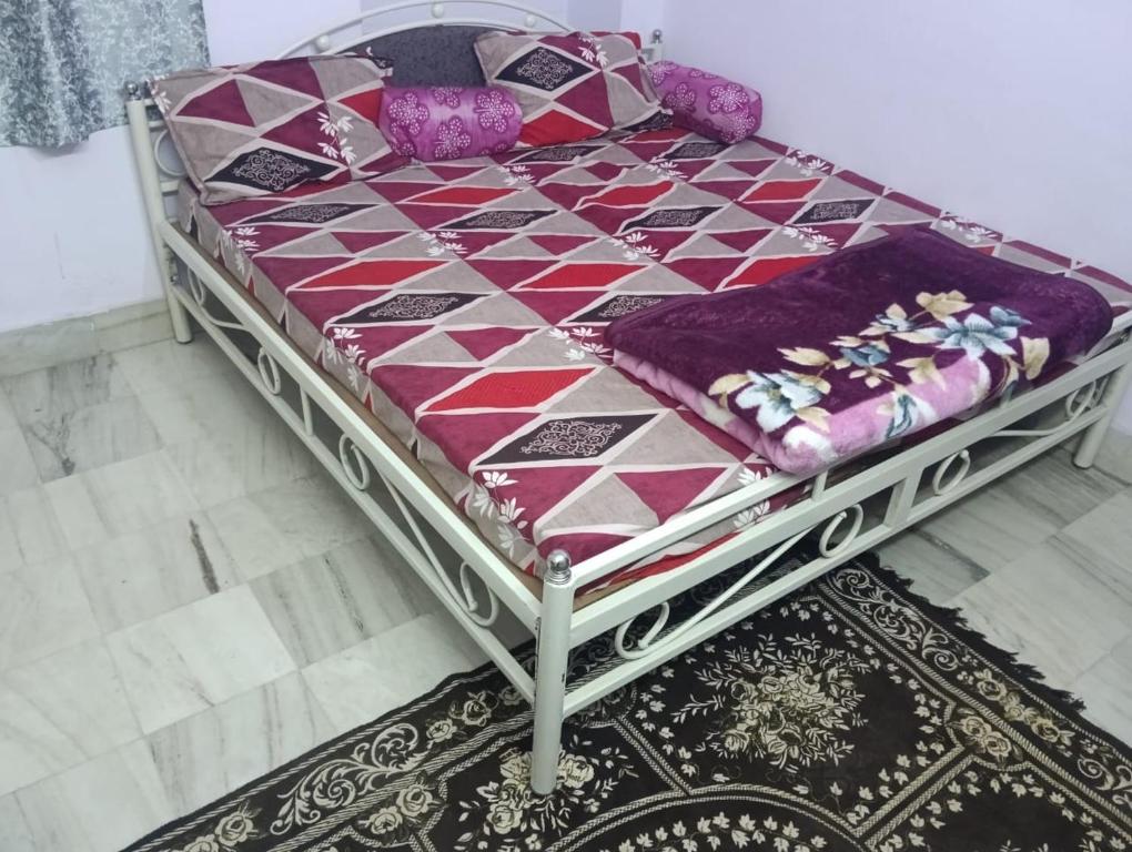 Postel nebo postele na pokoji v ubytování Thakur ji guest house