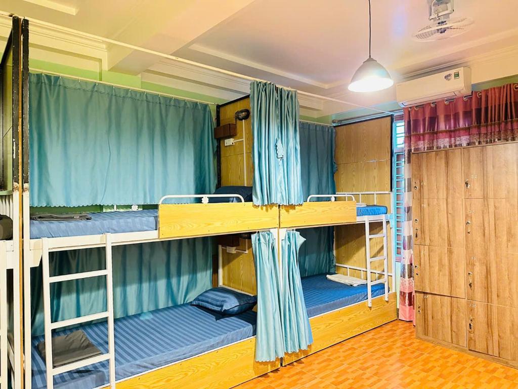 Habitación con 3 literas en una habitación en Ha Giang Safari Hostel & Motorbikes, en Ha Giang