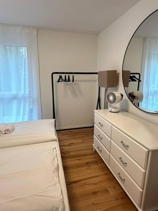 Postel nebo postele na pokoji v ubytování Modern Apt with top location in Kloten