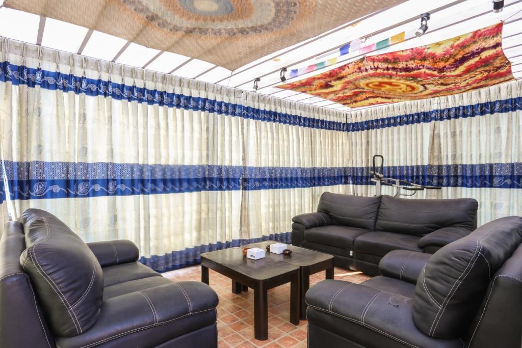 Ruang duduk di Nirvana Home