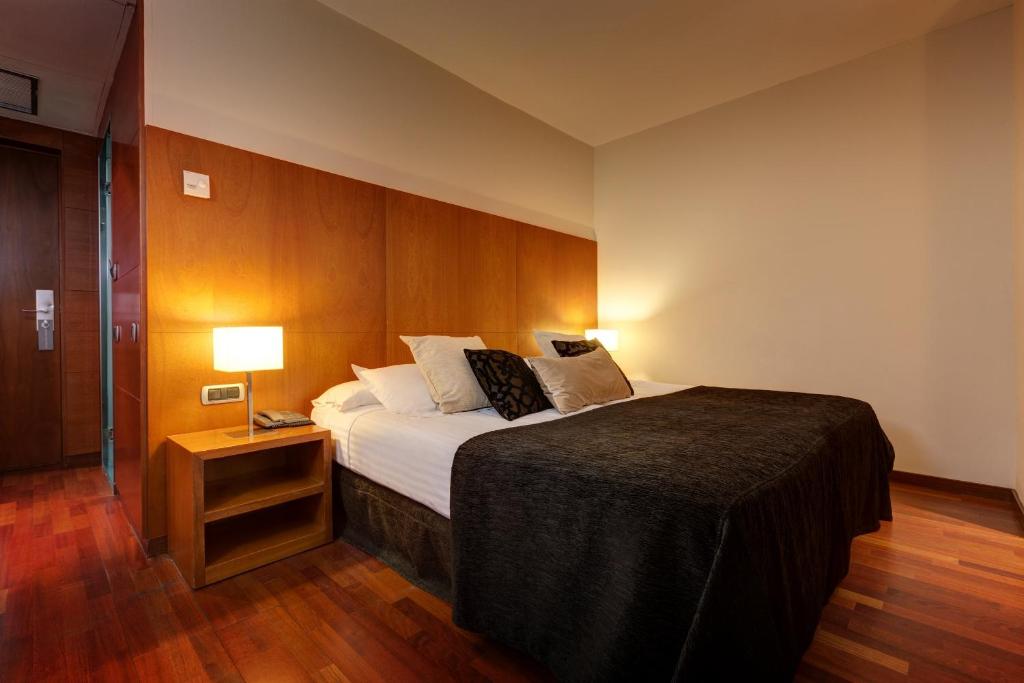 
Family Room (2 Adults + 2 Children)
