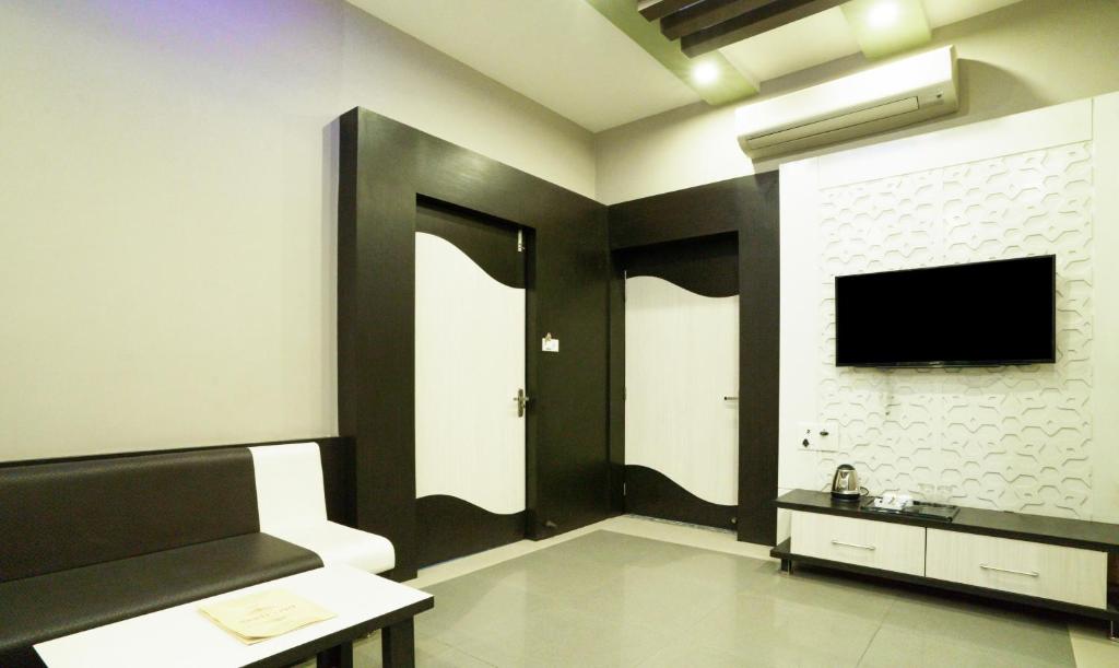 TV a/nebo společenská místnost v ubytování Hotel Raj Garden