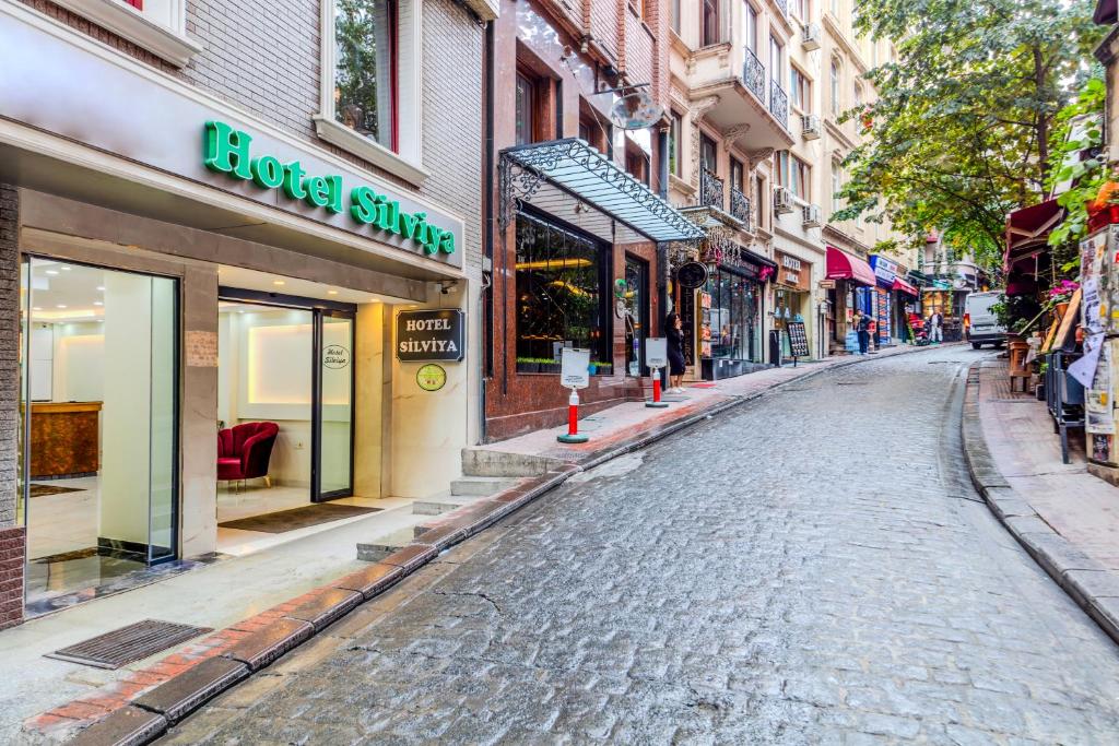 una calle adoquinada en una ciudad con tiendas en Hotel Silviya, en Estambul