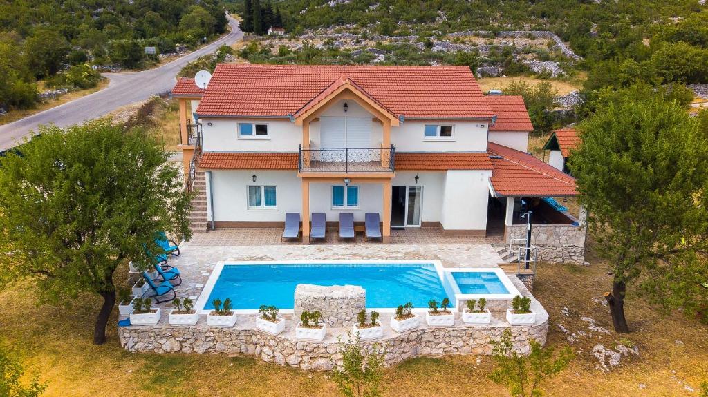 Gallery image of Secluded Holiday Home with Pool and Hot Tub in Lećevica