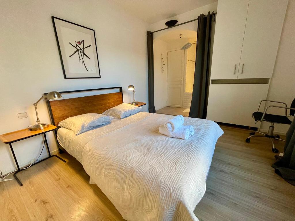 une chambre avec un lit avec deux serviettes dessus dans l'établissement Tour Eiffel - Motte Picquet, à Paris