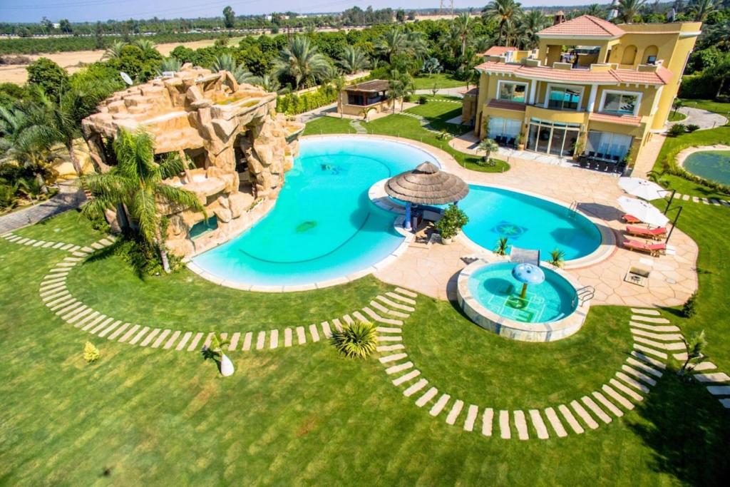 Bazén v ubytování Waterfall Zoo Lodge Deluxe Suite 1 nebo v jeho okolí