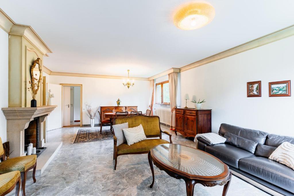 un salon avec un canapé et une table dans l'établissement Mélodie Mosellane - Charmant appt avec jardin, à Metz