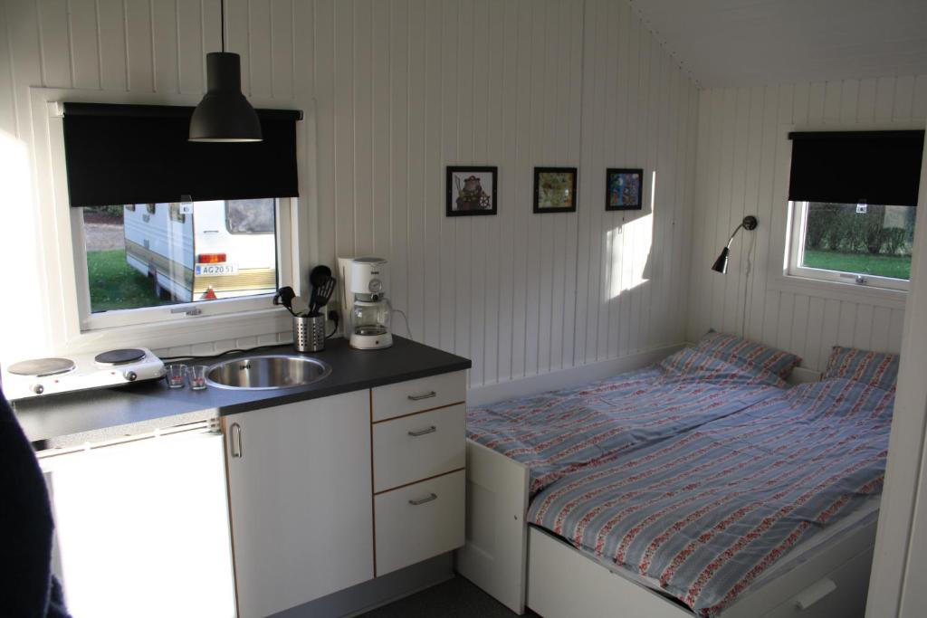 Postel nebo postele na pokoji v ubytování Omme Å Camping & Cottages