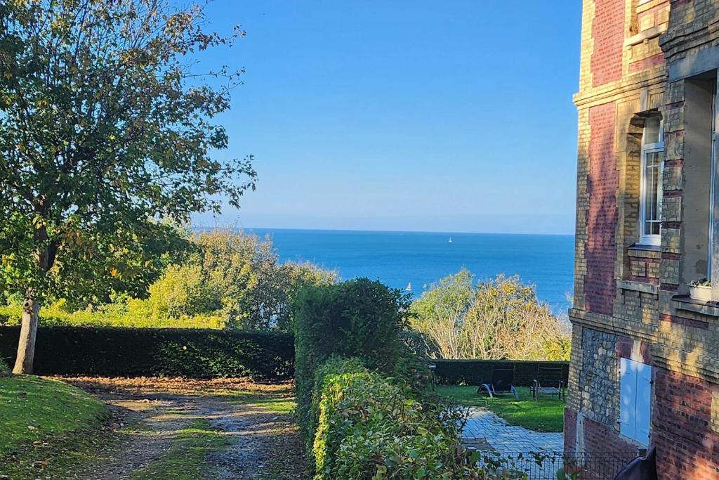 Photo de la galerie de l'établissement Splendid apartment with sea view and flower garden, à Villers-sur-Mer
