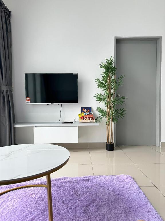TV a/nebo společenská místnost v ubytování Seremban Pool View 5-6 pax Suite