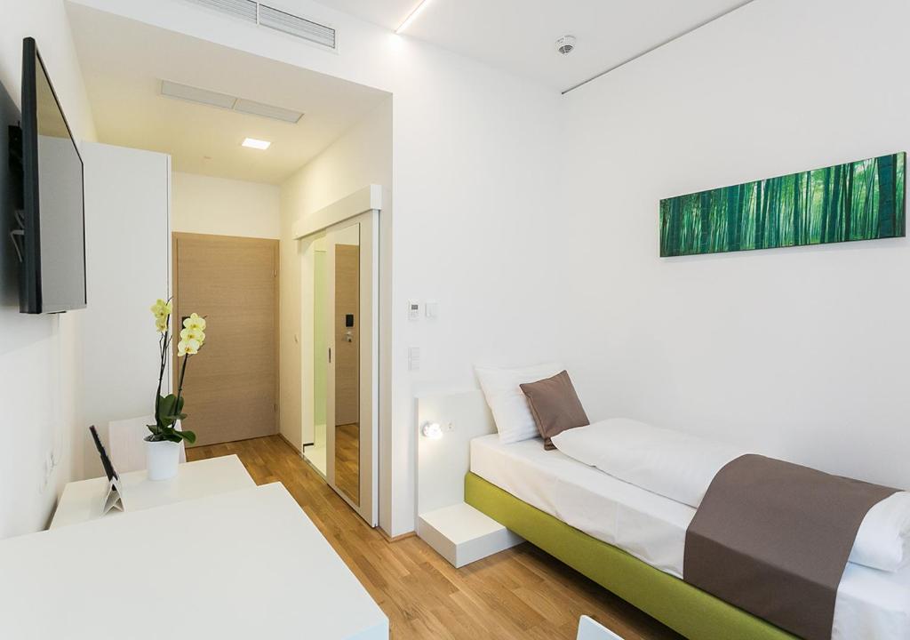 Postel nebo postele na pokoji v ubytování SHOME Hotel Graz I Self Check-in I Free Parking