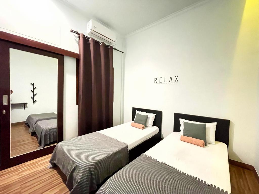 Postel nebo postele na pokoji v ubytování ROOM Ijen Hostel