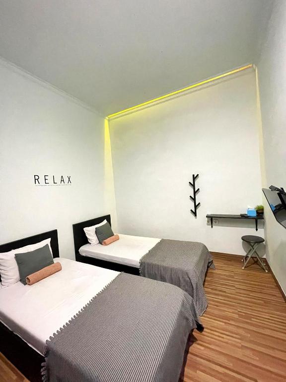 Postel nebo postele na pokoji v ubytování ROOM Ijen Hostel