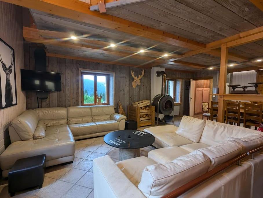 - un salon avec des canapés blancs et une télévision dans l'établissement Les Bruyères - 15 pers - full nature, à Xonrupt-Longemer